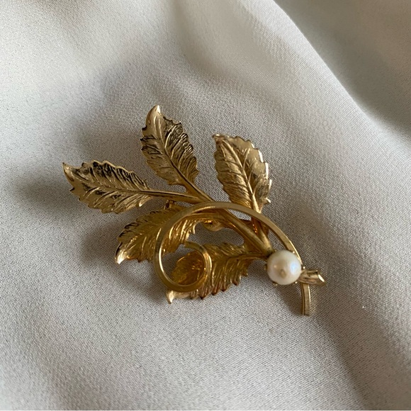 Vintage Jewelry - Vintage Gold‑Tone Leaf Brooch w/ Pearl Accent | Textured Pin